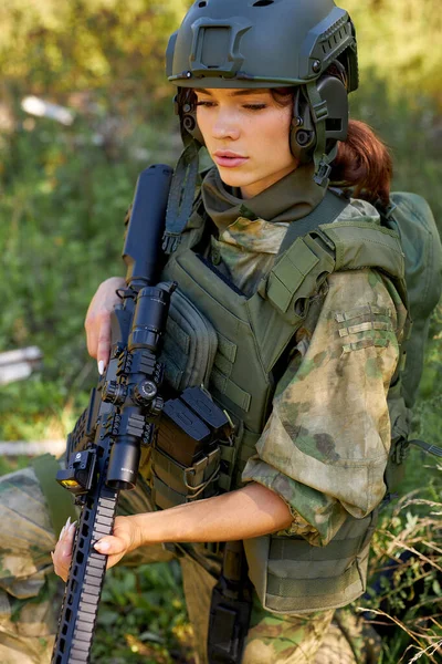 Attractive brave military woman with a gun in forest, survival in wild forest — Stock Photo, Image