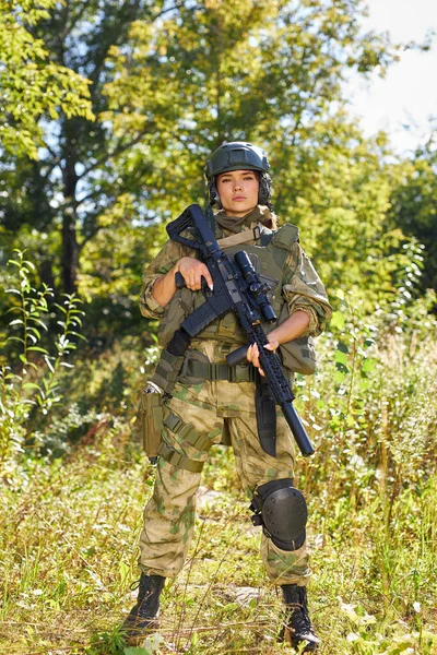 Храбрая белая женщина занимается охотничьим ружьем или винтовкой — стоковое фото