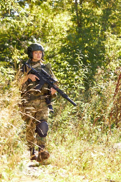 Bátor kaukázusi nő részt vesz vadászati fegyver vagy puska — Stock Fotó