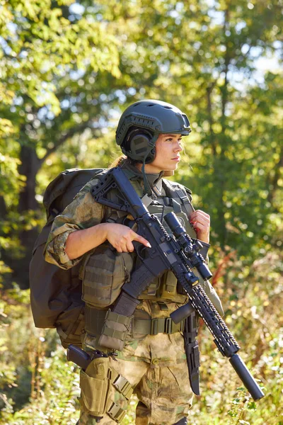 Giovane donna militare caucasica tiene una pistola in mano in natura — Foto Stock