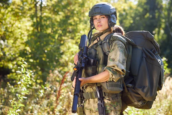 Tapfere kaukasische Frau ist mit Jagdwaffe oder Gewehr beschäftigt — Stockfoto