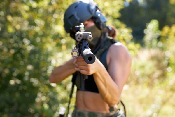 Kadın avcının elinde tüfek tabancasının yakın plan fotoğrafı. — Stok fotoğraf