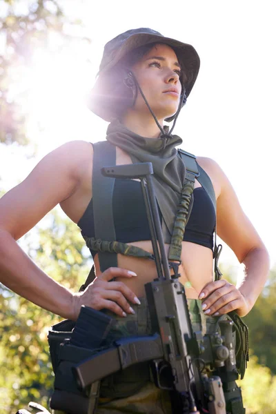 Selbstbewusste kaukasische Frau in Soldatenkleidung sucht den Feind — Stockfoto