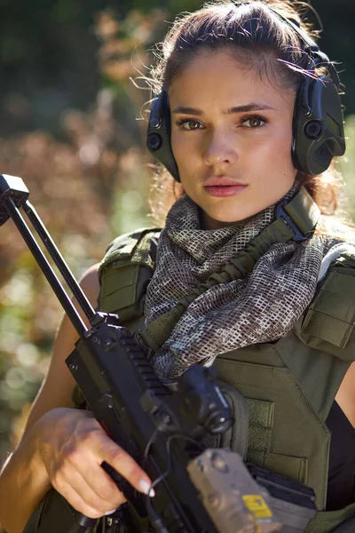 Porträt einer gut aussehenden Kaukasierin mit Gewehr in der Hand — Stockfoto