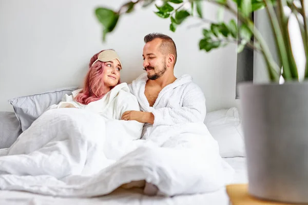 Couple détendu profiter du repos dans le lit ensemble — Photo