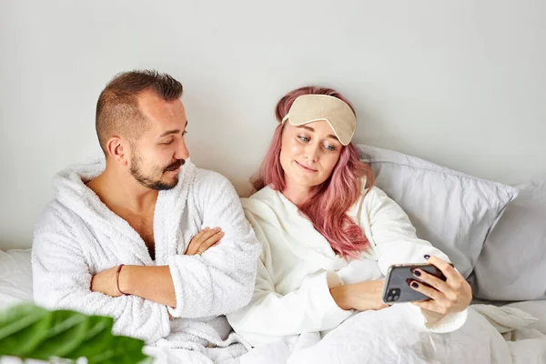 Casal na cama tirar foto no smartphone — Fotografia de Stock