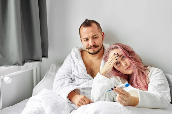 Zieke vrouw met man op bed — Stockfoto