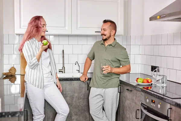 Caucasiano casal tem conversa na cozinha — Fotografia de Stock