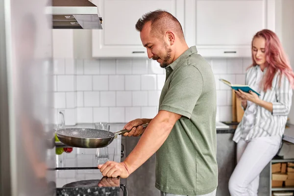 Mann kocht morgens, Paar genießt die gemeinsame Zeit — Stockfoto