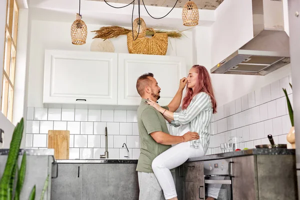 Vista lateral no romântico casal abraçando na cozinha — Fotografia de Stock