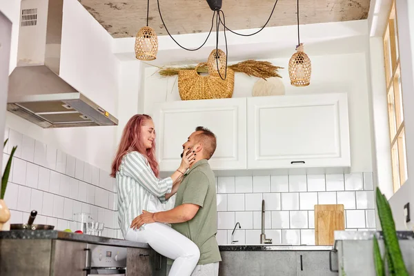 Gyönyörű pár otthon a konyhában, élvezik az együtt töltött időt — Stock Fotó