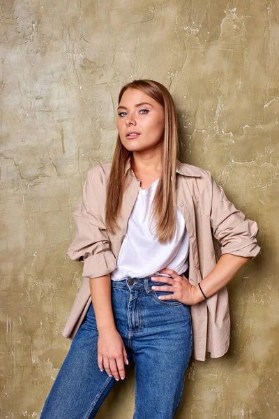 Retrato de joven mujer caucásica posando en cámara aislada en estudio —  Fotos de Stock