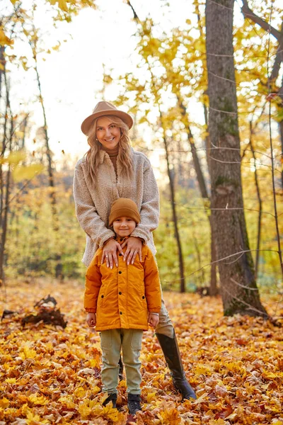 Ibu dengan anak di hutan musim gugur, potret — Stok Foto