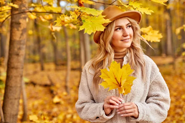 Vonzó hölgy élvezni, hogy az őszi erdőben, természet — Stock Fotó