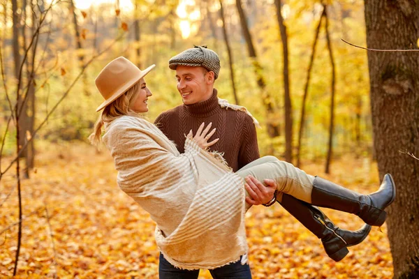 这对可爱的夫妇在阳光明媚的秋天里在大自然中度过时光 — 图库照片