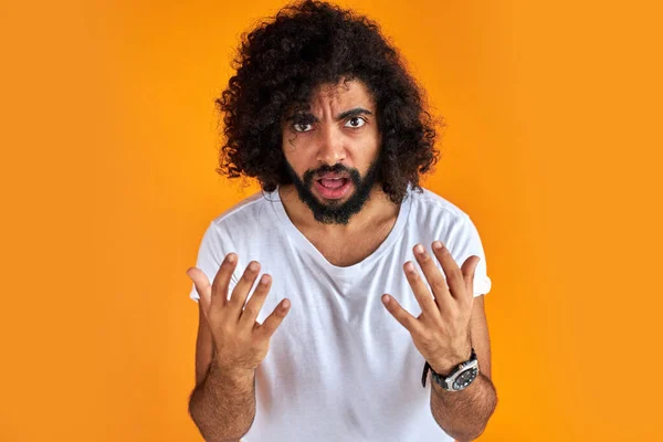 Wściekły arabski człowiek krzyczeć do kamery odizolowany na pomarańczowym tle — Zdjęcie stockowe