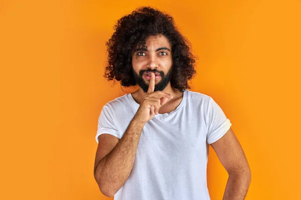 Indischer Araber bittet um Ruhe mit dem Finger auf den Lippen — Stockfoto