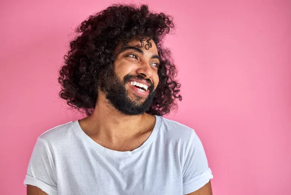 Retrato de alegre macho positivo de aparência árabe olhando para longe rindo — Fotografia de Stock