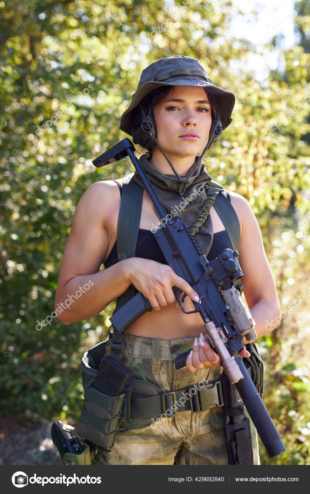Puissante femme sportive soldat prêt pour la bataille portant un