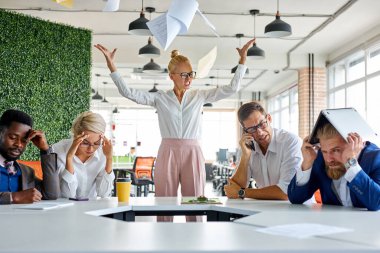 Kızgın dengesiz kadın patron çığlık atıyor, çalışanları işyerindeki planı yerine getirmedikleri için azarlıyor.