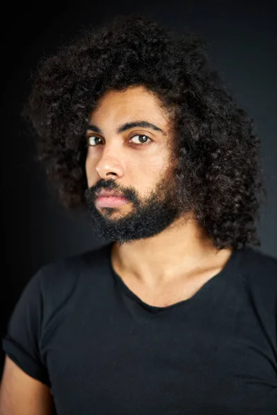 Retrato do homem árabe satisfeito isolado no estúdio — Fotografia de Stock