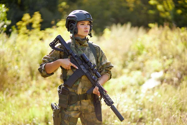 Genç Kafkas askeri kadın doğasında bir silah tutuyor. — Stok fotoğraf