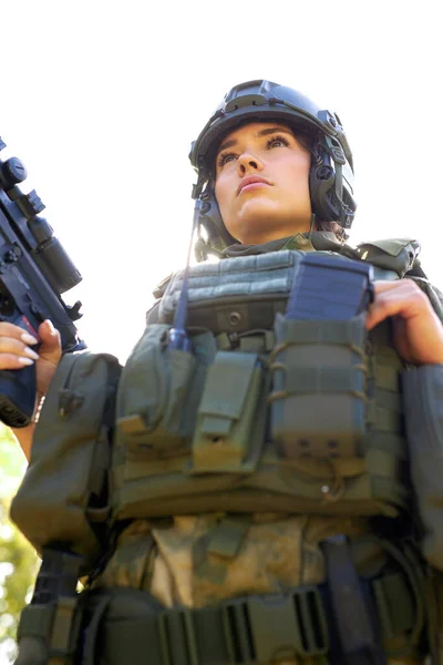 Poderosa mulher esportiva soldado pronto para a batalha vestindo equipamento militar de proteção — Fotografia de Stock