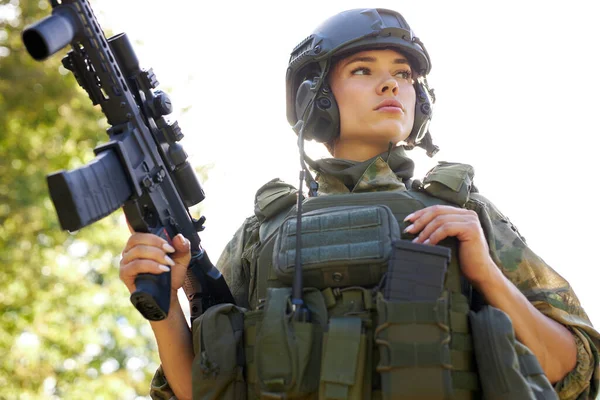 용감 한 코카서스 여성은 사냥용 총기나 소총에 종사하고 있다 — 스톡 사진