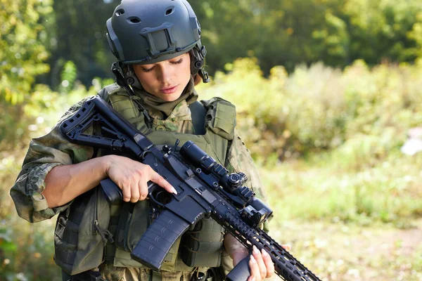 Katonai nő ellenőrzi a fegyver részleteit. — Stock Fotó