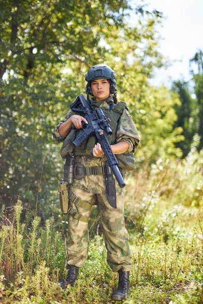 Potente donna soldato sportivo pronto per la battaglia indossando equipaggiamento militare protettivo — Foto Stock