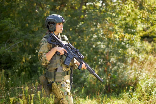 Coraggiosa donna caucasica è impegnata nella caccia arma pistola o fucile — Foto Stock
