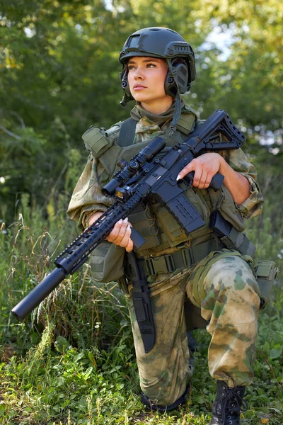 Attraktive tapfere Militärfrau mit Waffe im Wald, Überleben im wilden Wald — Stockfoto