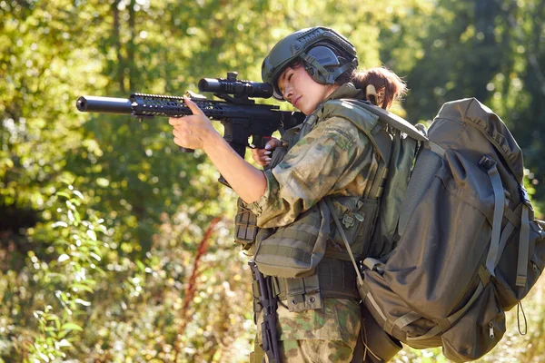 Militär kvinna har hobby aktivitet, praxis lånar framgång jakt — Stockfoto