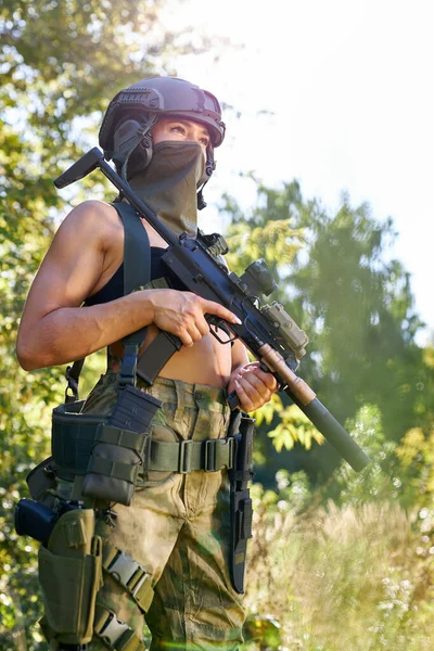 Jeune femme chasseuse en haut avec un pistolet pendant la chasse à la recherche d'oiseaux sauvages — Photo