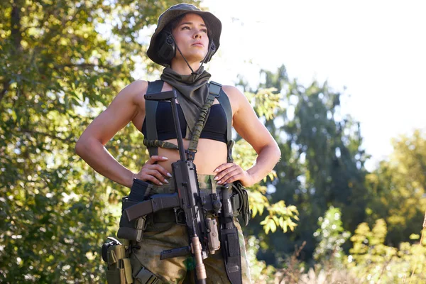 Mujer caucásica confiada en desgaste soldado en busca de enemigo —  Fotos de Stock