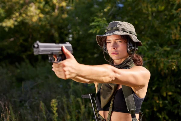Cesur asker kadın. Silahla atış talimi yapıyor. — Stok fotoğraf