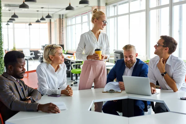 Gut aussehende weibliche Führungskräfte diskutieren Geschäftsideen mit Mitarbeitern — Stockfoto