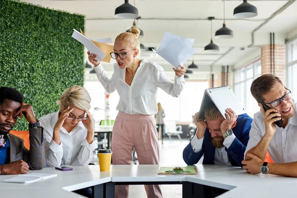 Equipo de tristes empleados frustrados recibiendo reprensión por gritar mujer ejecutiva — Foto de Stock