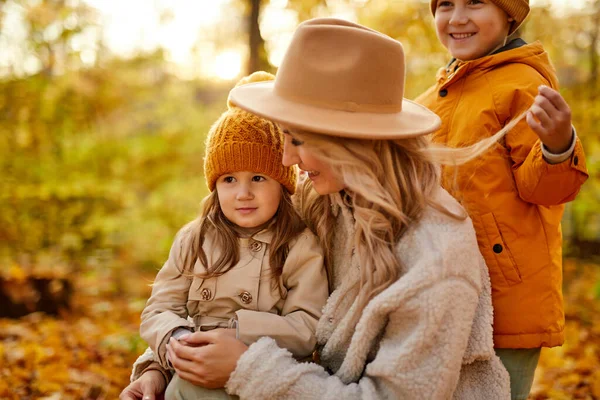 Ibu yang baik dengan anak-anak di alam musim gugur — Stok Foto