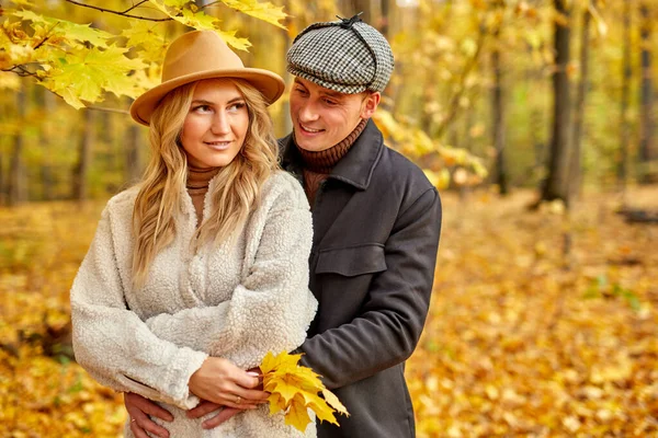 Lindo casal posando na floresta de outono — Fotografia de Stock