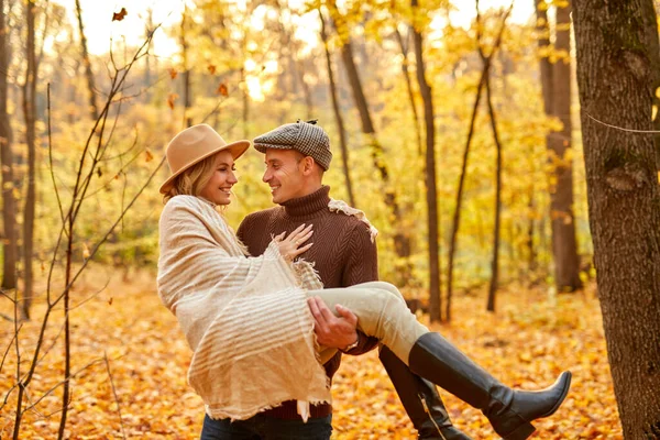 Beau couple passer du temps au soleil jour d'automne dans la forêt — Photo