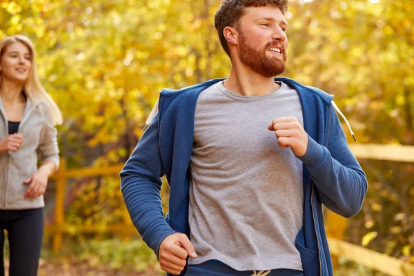 森の中をジョギングする幸せな男性は — ストック写真