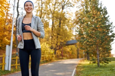 Parkta koşan beyaz tenli çekici kadın.