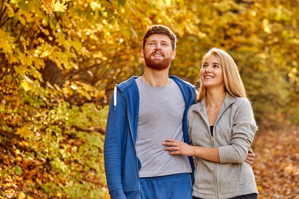 Sportief getrouwd stel hebben vrije tijd avontuur in het bos — Stockfoto