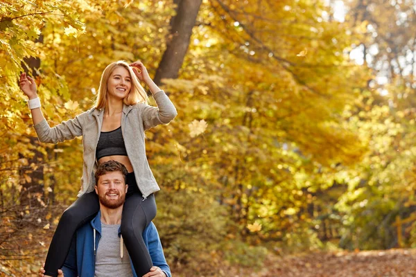 Couple joyeux positif passer du temps dans le parc d'automne — Photo