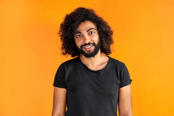 Agradable indio árabe masculino en camisa mirando a la cámara — Foto de Stock