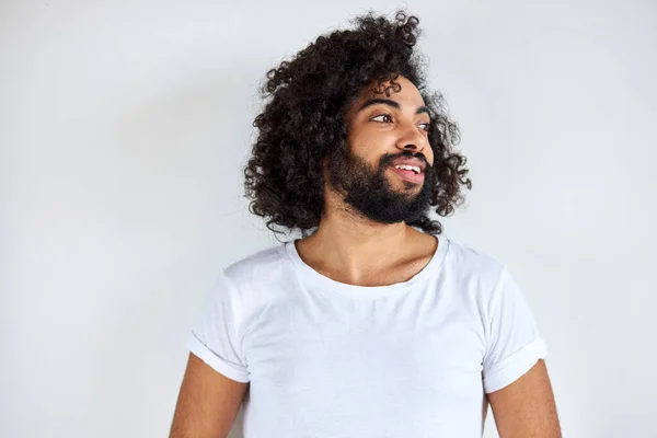 Portret wesołego pozytywnego mężczyzny o arabskim wyglądzie odwracającego wzrok śmiechem — Zdjęcie stockowe