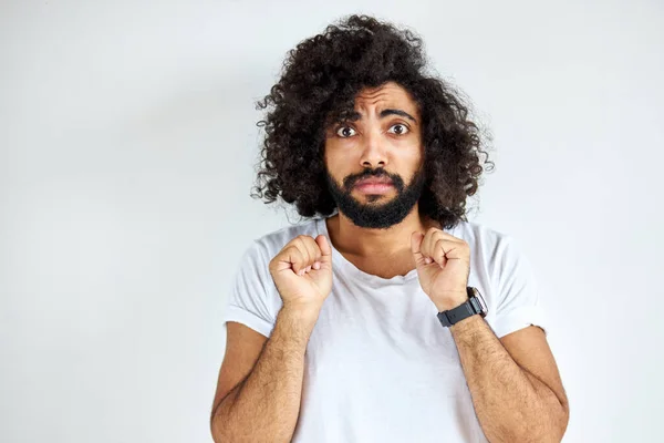 Verängstigter arabischer junger Mann steht in Angst vor etwas — Stockfoto