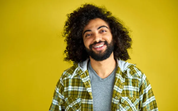 Portret van positieve vrolijke krullende Arabische man in casual shirt lachen geïsoleerd — Stockfoto