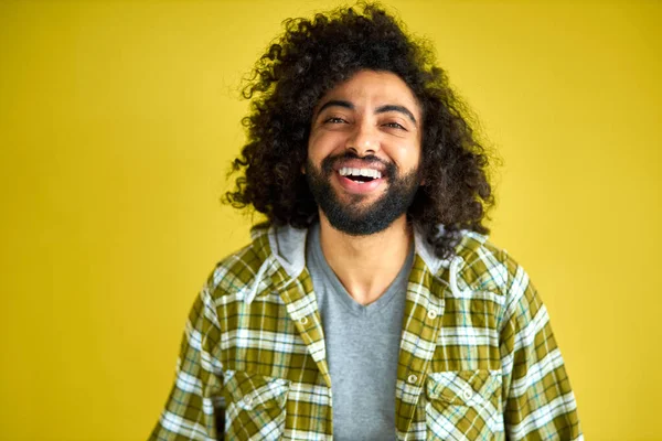 Portret van positieve vrolijke krullende Arabische man in casual shirt lachen geïsoleerd — Stockfoto